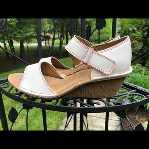 Clark’s Artisan Sz. 9 Summer White Wedged Sandals